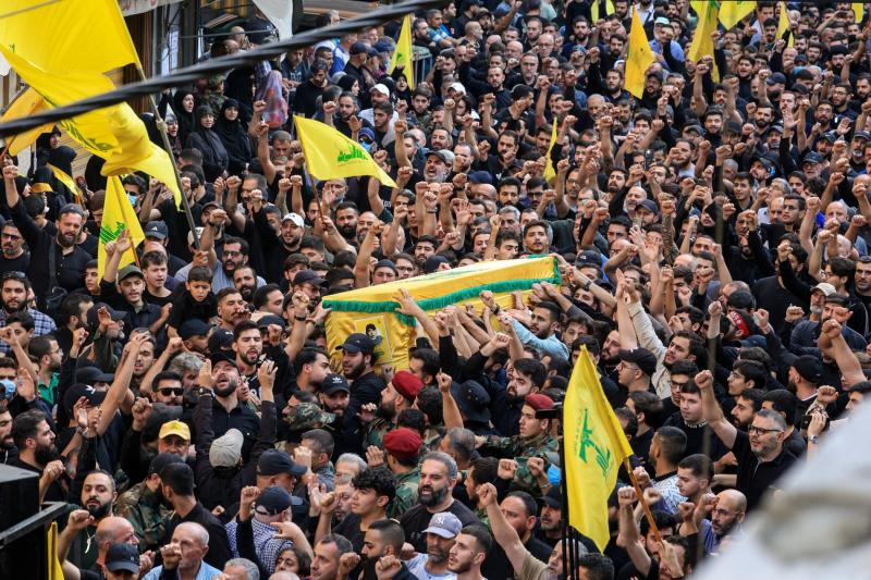 İsrail'in pazar günü Beyrut'un güney banliyölerinde düzenlediği hava saldırısında ölen Hizbullah'ın askeri kanadının komutanı Heysem Ali et-Tabatabai ve diğer kişilerin cenaze töreni, 24 Kasım 2025 / Fotoğraf: AFP
