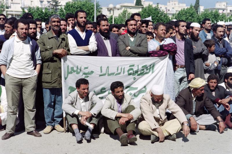 Cezayir'deki el-Fetih Meydanı'nda düzenlenen mitinge katılan İslami Kurtuluş Cephesi'ne (FIS) yakın İslam İşçi Sendikası (SIT) aktivistleri, 16 Mayıs 1991 / Fotoğraf: AFP