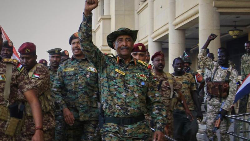 Ordunun başındaki General Abdülfettah Burhan, Sudan'ı fiili olarak yönetiyor (AP)