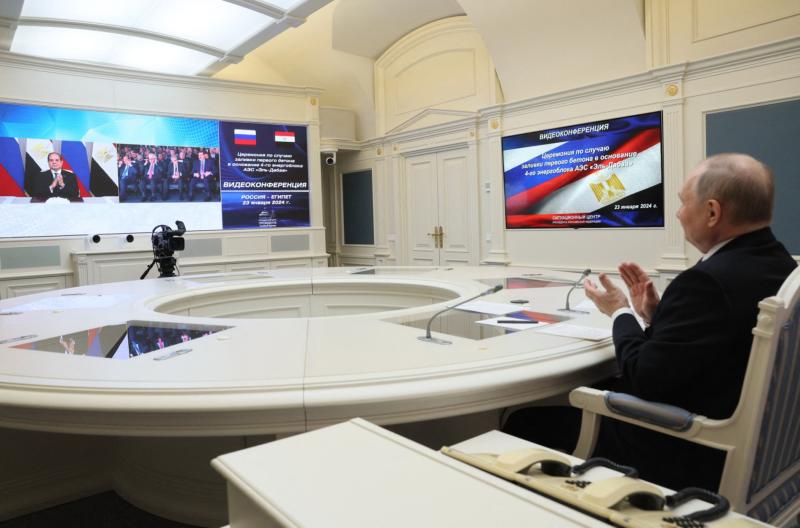 Rusya Devlet Başkanı Vladimir Putin, Moskova'dan video konferans aracılığıyla, Mısır'ın Dabaa'daki ilk nükleer santralinin dördüncü güç ünitesinin ilk beton döküm törenine katıldı, 23 Ocak 2024 / Fotoğraf: AFP