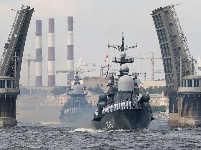 Rusya donanmasının daha önce Tartus açıklarında gerçekleştirdiği geçit töreninden bir kare / Fotoğraf: Sosyal medya