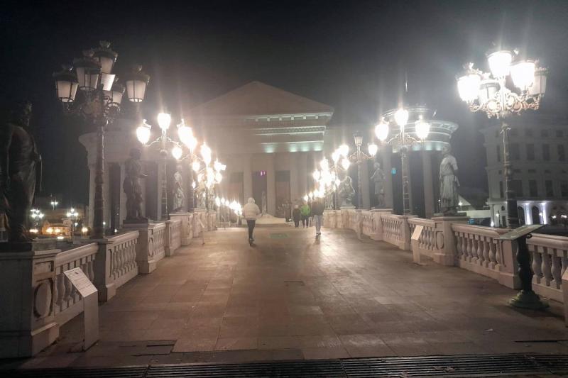 Üsküp'ün Sanat Köprüsü. Bu Köprü, tanınmış Makedon figürlerin heykellerini barındırıyor