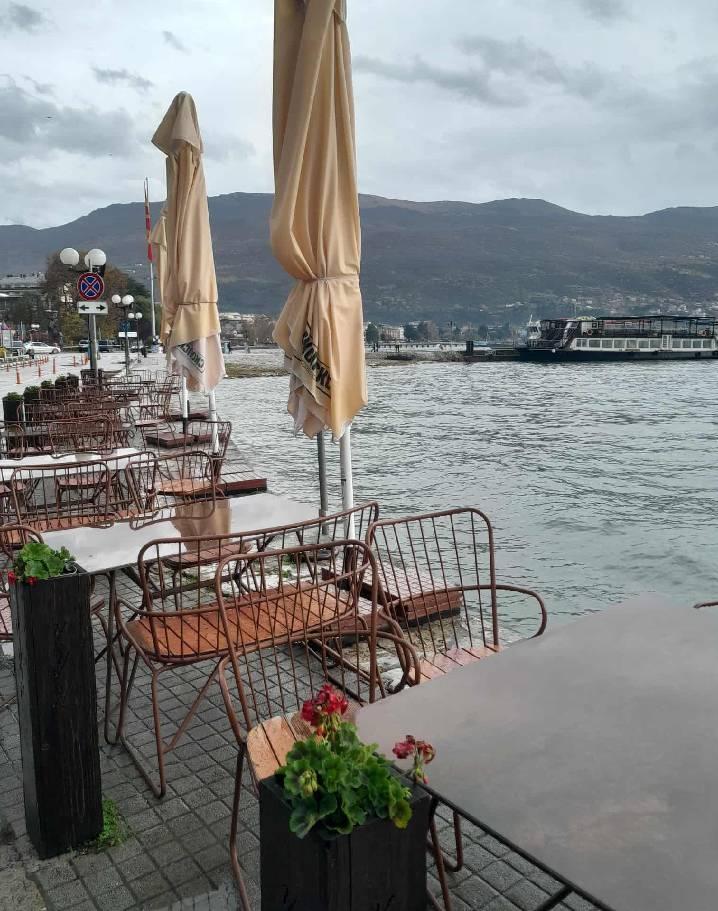 Yağmurlu bir günde Ohrid Gölü