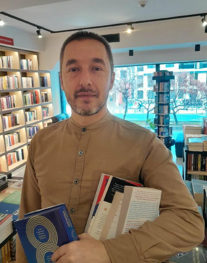 Yazıda adı geçen Akademska Kniga Kitabevi çalışanı Berk Hayrettin