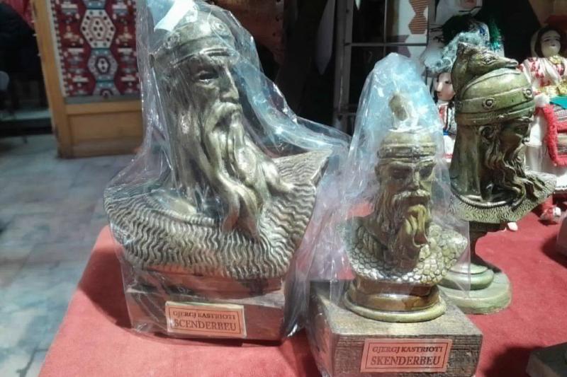 Mio Rejkovski'nin yaptığı İskender Bey heykelcikleri