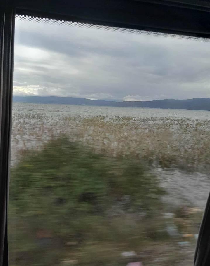 Arabanın camından bakınca Ohrid Gölü manzarası. Etkileyici.