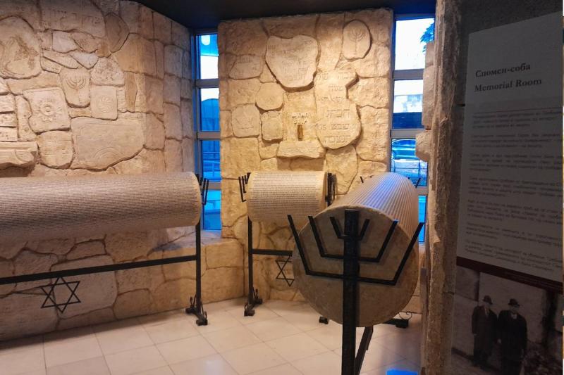 Üsküp Holokost Müzesi. Treblinka’da katledilen Makedonya Yahudisi Holokost kurbanlarının isimleri