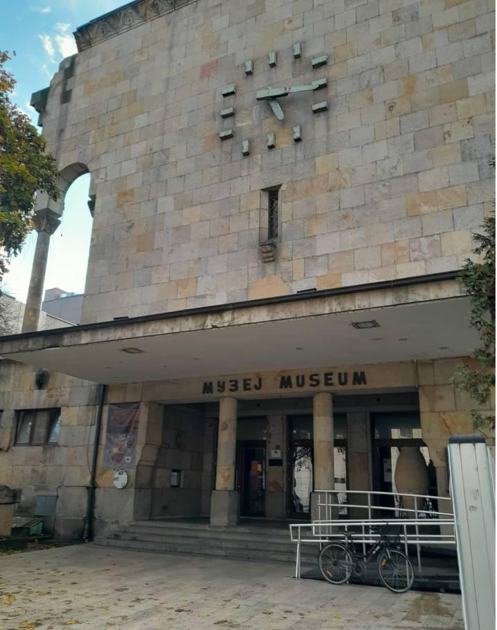 Üsküp Şehir Müzesi. Bu kamusal müze şehrin binlerce yıla yayılan tarihini günümüze taşıyan zengin sergilere ev sahipliği yapmaya devam ediyor. Diğer müzelerin aksine içeride fotoğraf çekmek serbest