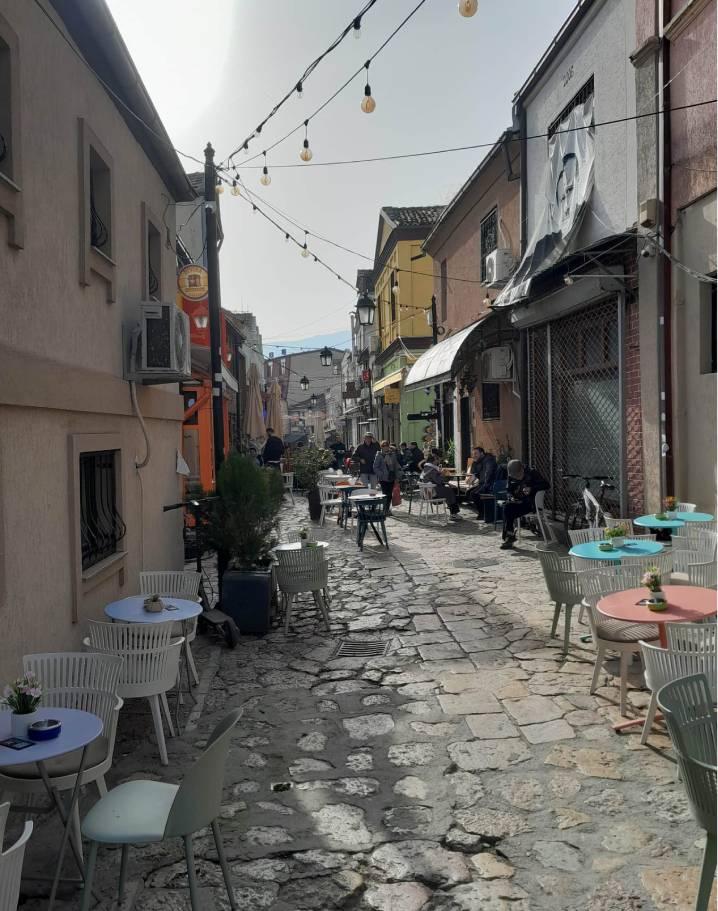 Tarihi Çarşı'nın taş döşeli sokaklarını arşınlayan turistler