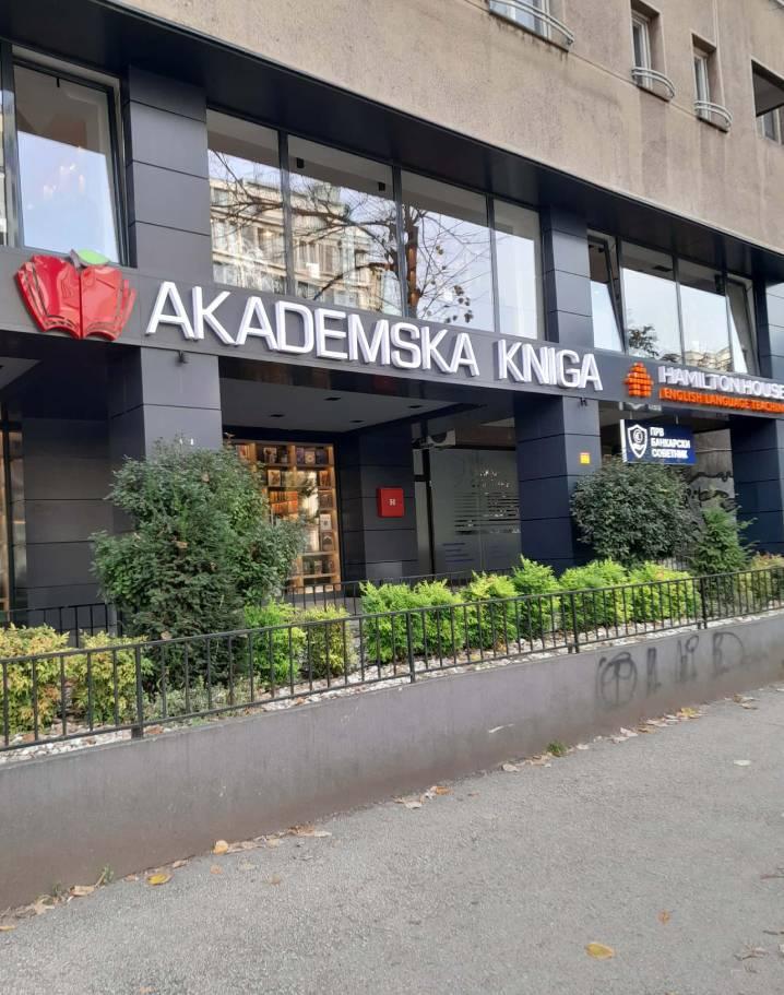 Paket tur turistleri ile genelde ters düşme sebeplerimden biri Akademska Kniga gibi kitabevlerini görünce dayanamayıp saatlerce kitapları incelemek