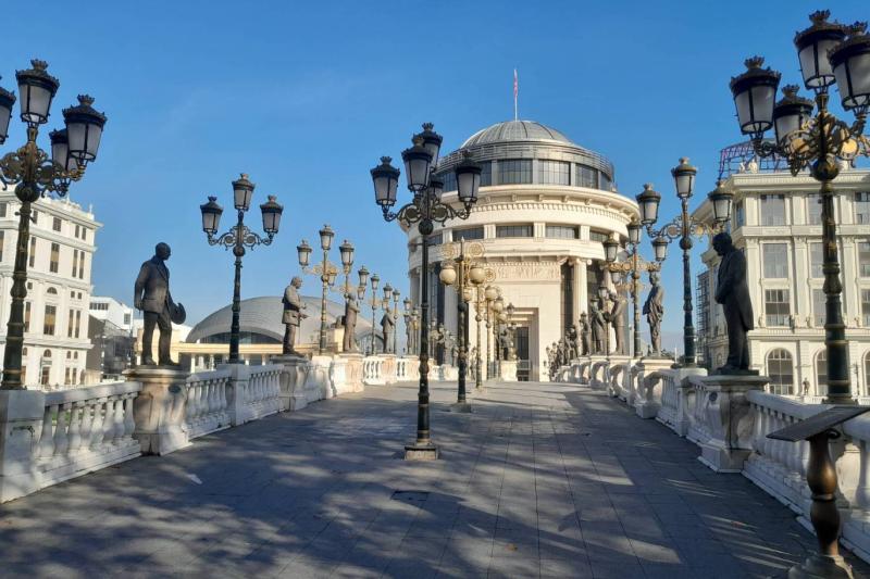  Üsküp'ün Sanat Köprüsü. Bu Köprü, tanınmış Makedon figürlerin heykellerini barındırıyor