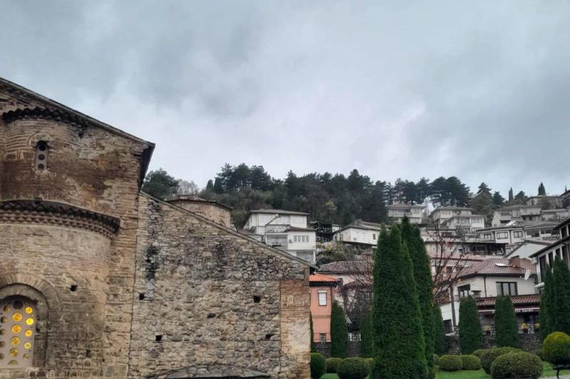 Solda Aziz Yuhanna Kaneo Kilisesi. Ohrid Gölü’nün kıyısındaki kayalığın üzerinde yer alır ve şehrin en ikonik yapısıdır. Solda yukarıda ise Ohrid'e has evleri görebilirsiniz