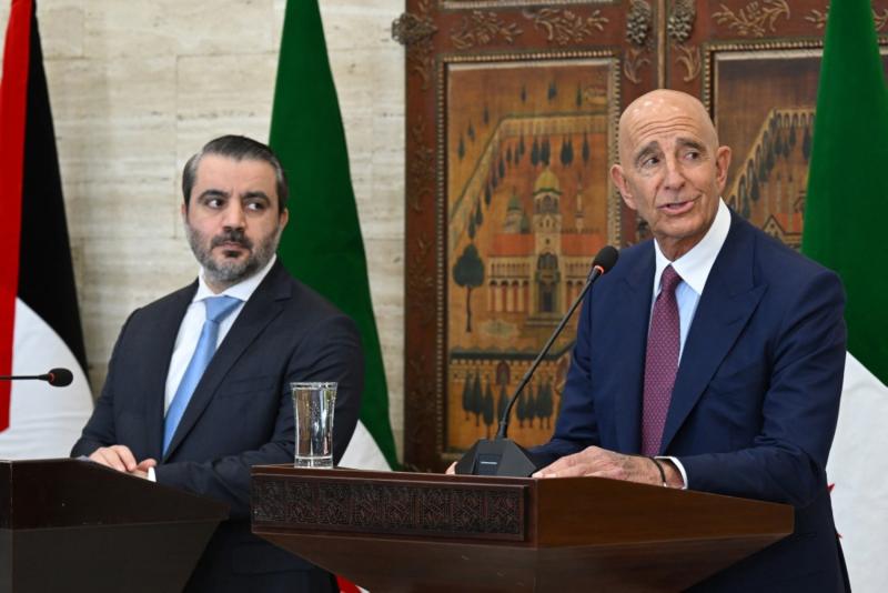 Suriye Dışişleri Bakanı Esad eş-Şeybani ve ABD'nin Suriye Özel Temsilcisi Tom Barrack, Şam'da ortak basın toplantısı düzenledi, 16 Eylül 2025 / Fotoğraf: AFP