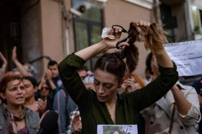 Avrupa'daki kadınlar dayanışma babından saçlarını kestiler. .jpg