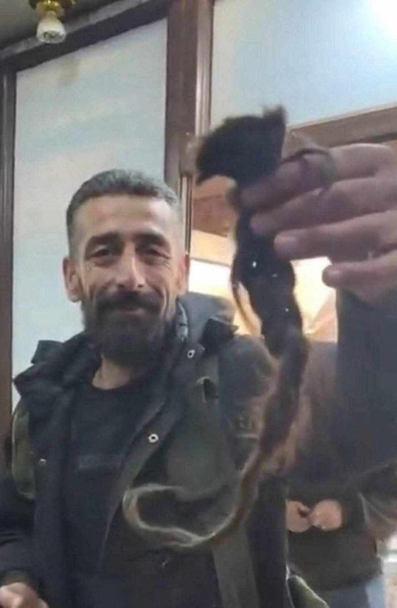 Halep'te katledilen kadının saçını kesen HTŞ mensubunun video görüntüsü.