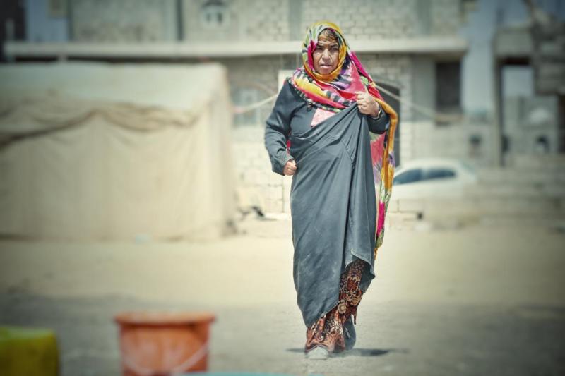 Savaş felaketinin bedelini ödeyen bir kadın. Fotoğraf-independent arabia.