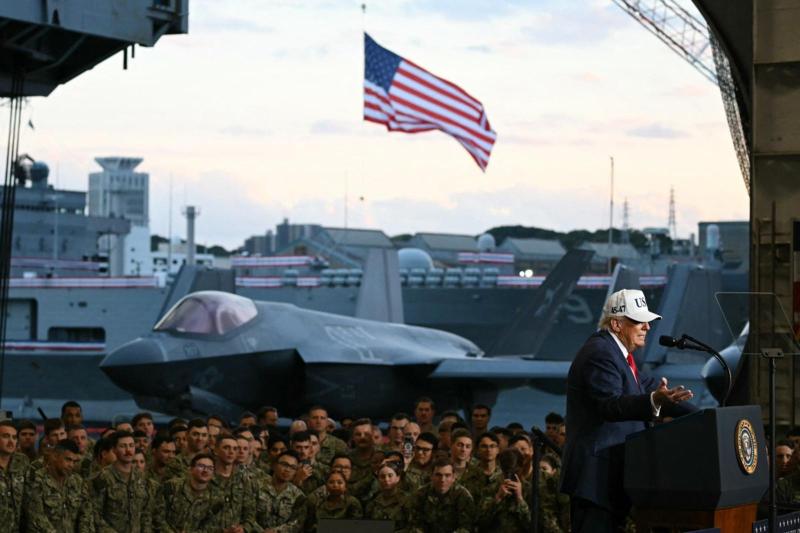 ABD Başkanı Donald Trump, Yokosuka Deniz Üssü'ndeki USS George Washington uçak gemisinde donanma üyelerine hitap ediyor, 28 Ekim 2025 / Fotoğraf: AFP