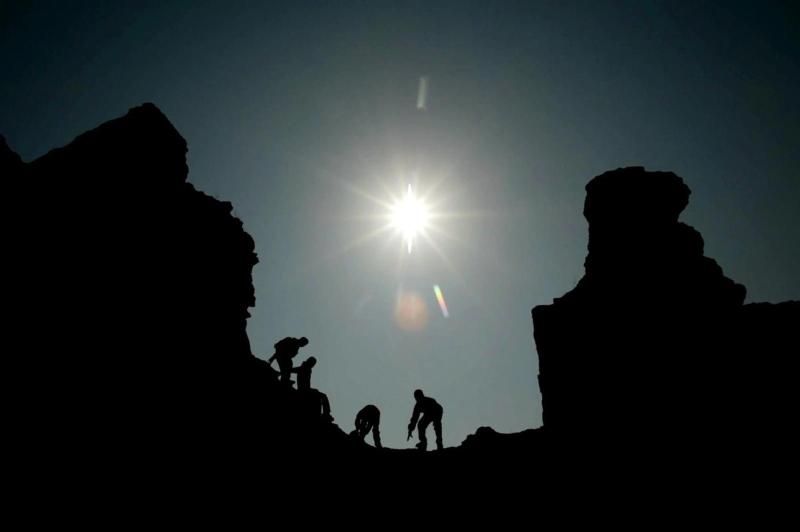 Iraklı çocuklar, daha huzurlu bir dönemde, tarihi El Hatra Antik Kenti’nde yer alan antik bir tapınağın içinde koşuyor / Fotoğraf: Reuters