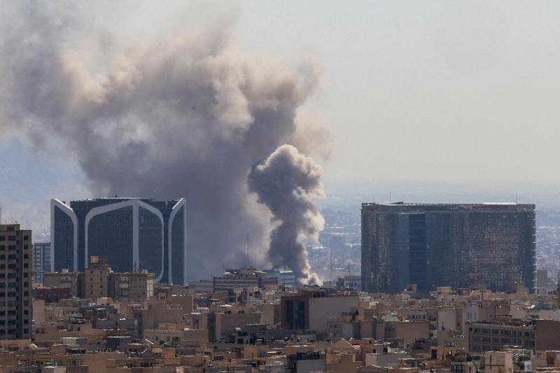 İran'ın başkenti Tahran'ın mahallelerinin bombalanmasının ardından mahallelerde dumanlar yükselirken, 1 Mart 2026 / Fotoğraf: AFP