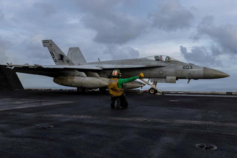 İran'a karşı askeri operasyonların bir parçası olarak USS Abraham Lincoln uçak gemisinden kalkan bir Super Hornet savaş uçağı, 22 Mart 2026 / Fotoğraf: AFP