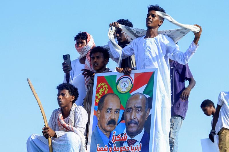 Port Sudan'da Sudan Halk Kurtuluş Hareketi (SPLM/A) ve Adalet ve Eşitlik Hareketi'nin (JEM) çağrısıyla düzenlenen yürüyüş sırasında Eritre'ye teşekkür eden bir pankart asıldı, 24 Nisan 2025 / Fotoğraf: AFP