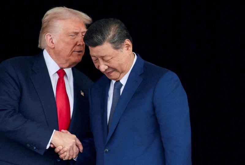 ABD Başkanı Donald Trump ve Çin Devlet Başkanı Şi Cinping, Asya-Pasifik Ekonomik İşbirliği Forumu Zirvesi kapsamında düzenlenen ikili görüşmenin ardından Gimhae Uluslararası Havalimanı'ndan ayrılırken konuşuyorlar / Fotoğraf: Reuters