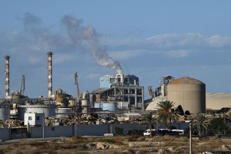 Tunus'un güneyindeki Gabes şehrinde bulunan devlete ait fosfat işleme tesisinin (gübre fabrikası) bacasından tüten duman, 31 Ekim 2025 / Fotoğraf: AFP
