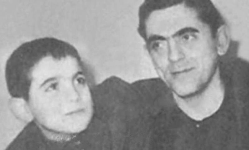 Ümit Yaşar Oğuzcan ile 17 yaşında Galata Kulesinden aşağı atlayarak intihar eden oğlu Vedat Oğuzcan ile birlikte