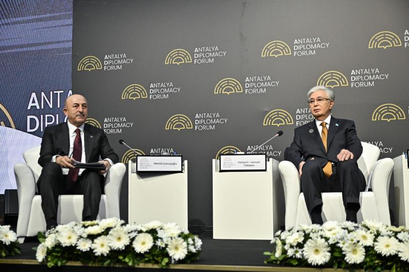 Kazakistan Cumhurbaşkanı Kasım Cömert Tokayev, Türk Delegasyonu Başkanı ve AK Parti Antalya Milletvekili Mevlüt Çavuşoğlu'nun üstlendiği "Yarını Tasarlarken Belirsizlikleri Yönetmek" panelinde konuştu / Fotoğraf: AA