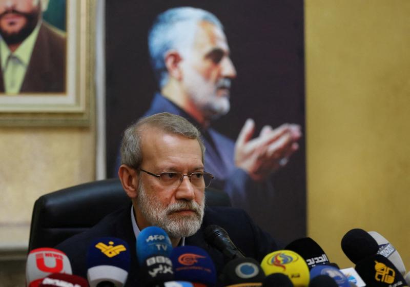 Ali Laricani, Lübnan'ın başkenti Beyrut'taki İran büyükelçiliğinde, merhum İranlı General Kasım Süleymani'nin fotoğrafının önünde, 17 Şubat 2020 / Fotoğraf: AFP