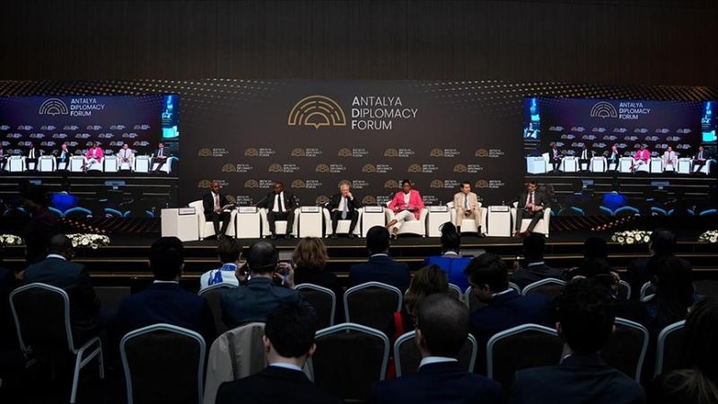 Antalya Diplomasi Forumu'nda düzenlenen "Etkili Çok Taraflılıkta Küresel Güney'in Rolü" başlıklı panelde, "Küresel Güney" olarak adlandırılan Batı dışı gelişmekte olan ülkelerin, çok kutuplu hale gelen dünyada uluslararası sistemdeki rolü ele alındı / Fot