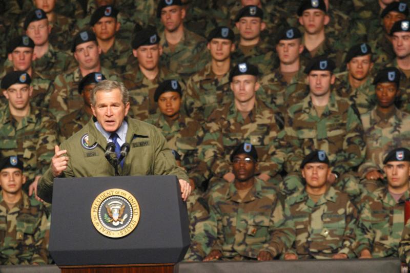 Eski ABD Başkanı George W. Bush, Teksas eyaletindeki Fort Hood'da ABD askerlerine hitap ediyor, 3 Ocak 2003 / Fotoğraf: AFP