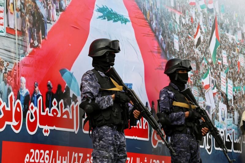 Lübnan ile İsrail arasında 10 gün süren ateşkesin yürürlüğe girmesinin ardından, Lübnan'la dayanışma amacıyla Yemen'in Sanaa kentinde düzenlenen bir gösteride tetikte bekleyen Husi milisler, 17 Nisan 2026 / Fotoğraf: Reuters