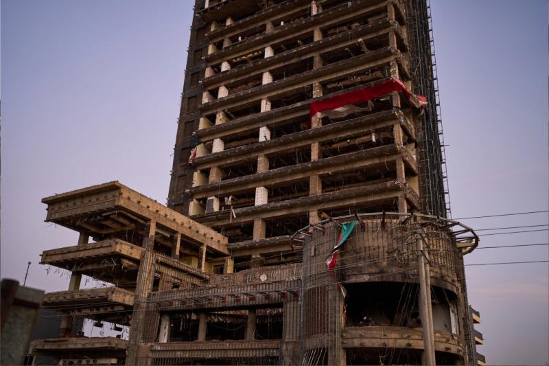 Sudan’ın Hartum kentinde, savaşta hasar görmüş bir binanın üzerinde Sudan bayraklarının kalıntıları rüzgârda dalgalanıyor,  21 Nisan 2026  / Fotoğraf: Bernat Armangue-AP