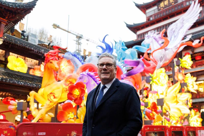 Çin ziyaretinde bulunan Birleşik Krallık Başbakanı Keir Starmer, Yuyuan Bahçesi’ni ziyaret ederek Huxinting Çay Evi’nde öğrencilerle bir araya geldi, .Şanghay, Çin, 30 Ocak 2026 / Fotoğraf: Simon Dawson - 10 Downing Street