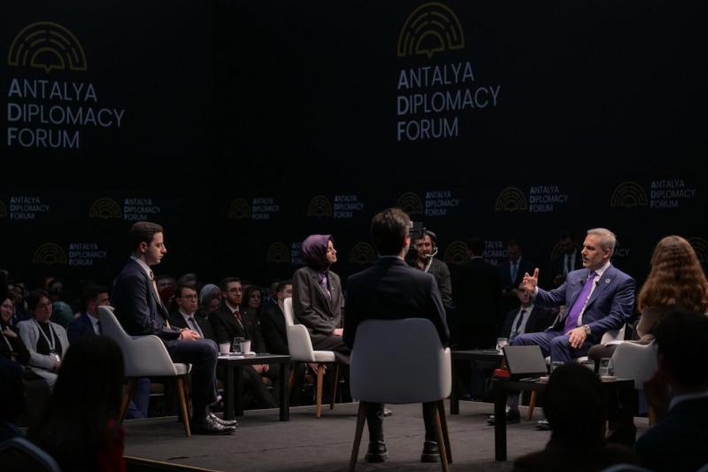 Dışişleri Bakanı Hakan Fidan, Antalya Diplomasi Forumu (ADF) 2026 kapsamında düzenlenen "ADF Youth" etkinliğinde gençlerle bir araya geldi / Fotoğraf: Mustafa Hatipoğlu/AA