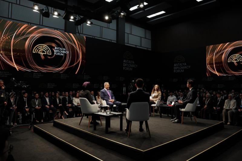 Dışişleri Bakanı Hakan Fidan, Antalya Diplomasi Forumu (ADF) 2026 kapsamında düzenlenen "ADF Youth" etkinliğinde gençlerle bir araya geldi / Fotoğraf: Mustafa Hatipoğlu/AA