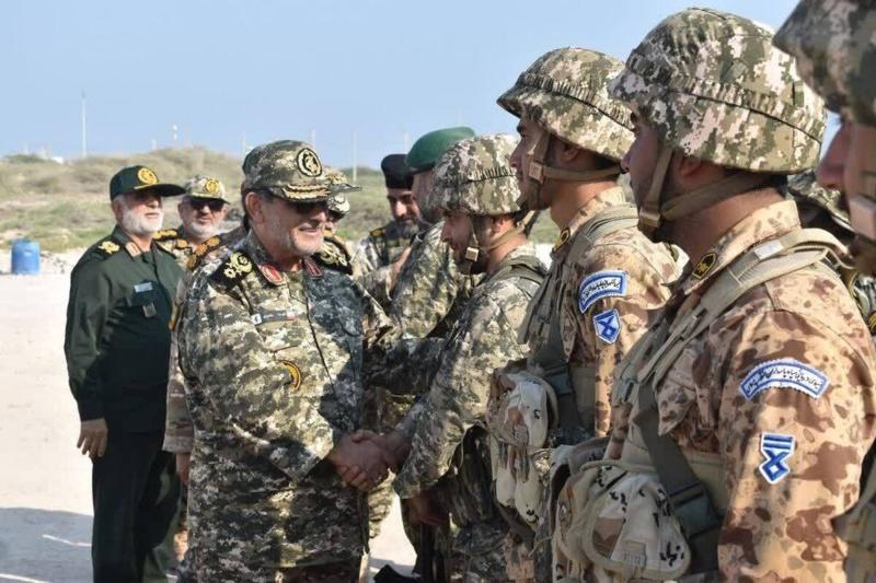 DMO Deniz Kuvvetleri Komutanı Ali Rıza Tengsiri, İran'ın Arap Körfezi'ndeki bir Devrim Muhafızları üssünde birlikleri teftiş ederken, 2 Kasım 2025 / Fotoğraf: AP