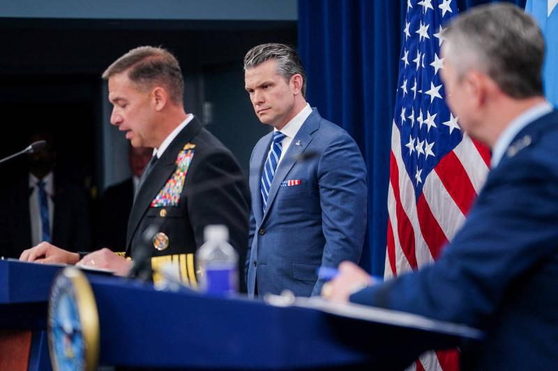 ABD Savunma Bakanı Pete Hegseth, Genelkurmay Başkanı Dan Caine ve CENTCOM Komutanı Amiral Brad Cooper, Pentagon’da düzenlenen bir basın toplantısında / Fotoğraf: Reuters