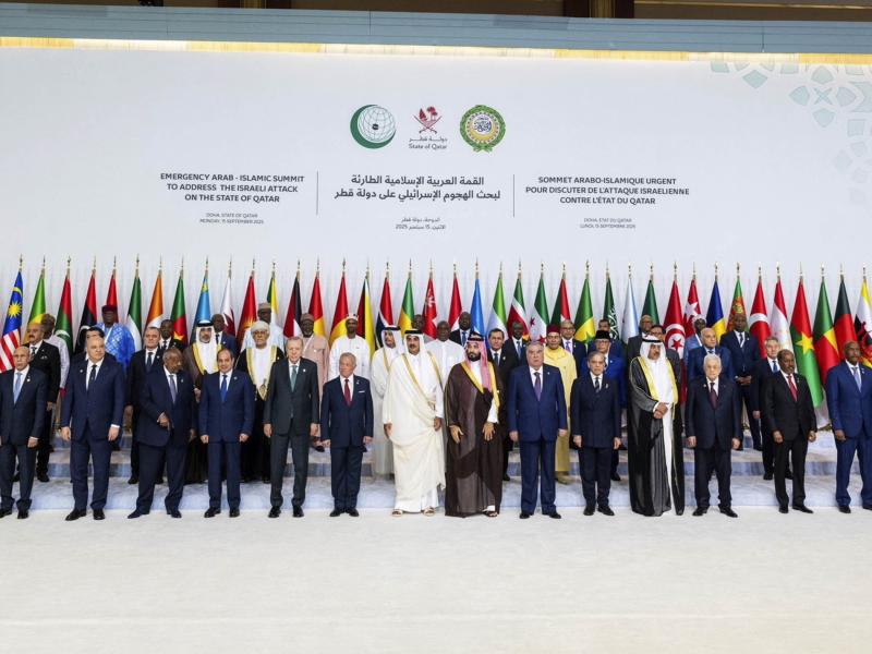 Katar'ın Doha şehrinde İsrail saldırısını görüşmek üzere düzenlenen acil Arap-İslam zirvesine katılan liderler ve devlet başkanlarının grup fotoğrafı, 15 Eylül 2025 / Fotoğraf: Reuters