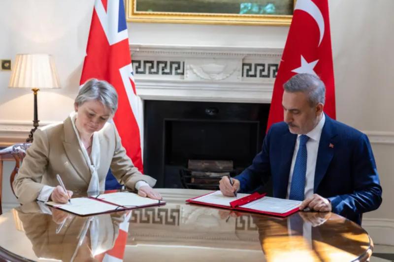 Birleşik Krallık Dışişleri Bakanı Yvette Cooper ve Dışişleri Bakanı Hakan Fidan, Londra'daki görüşmeleri sonrası Stratejik Ortaklık Çerçeve Belgesi'ni imzaladı / Fotoğraf: X - @HakanFidan