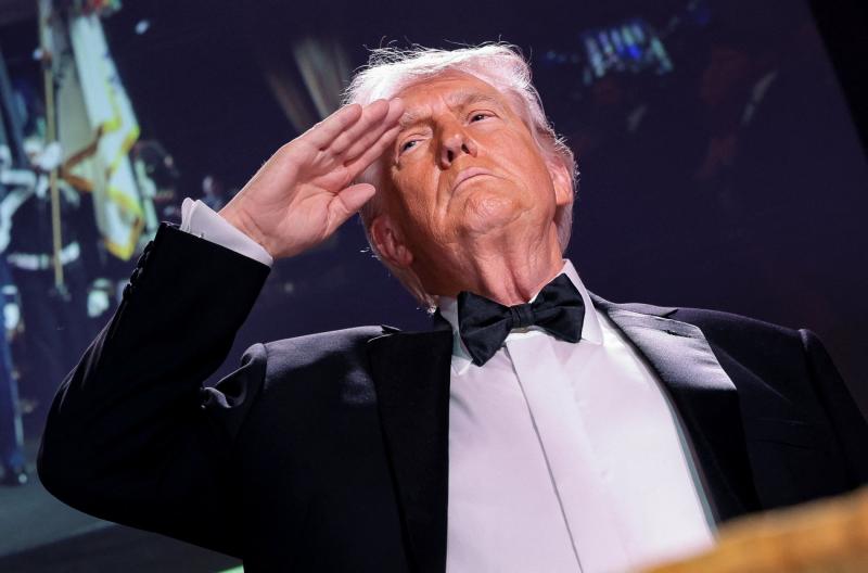 ABD Başkanı Donald Trump, Washington'da düzenlenen Beyaz Saray Muhabirleri Derneği yıllık yemeğinde asker selamı verirken, 25 Nisan 2026 / Fotoğraf: Reuters