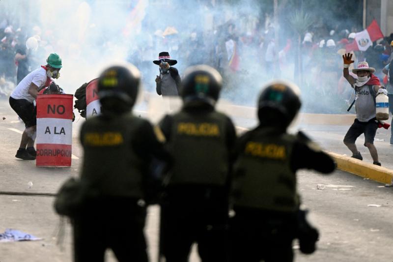 Polis çevik kuvvet ekipleri, Dina Boluarte hükümetine karşı düzenlenen ve Devlet Başkanı’nın istifası ile Kongre’nin kapatılmasını talep eden protesto sırasında göstericilerle çatışıyor, Lima, Peru, 24 Ocak 2023 / Fotoğraf: AFP