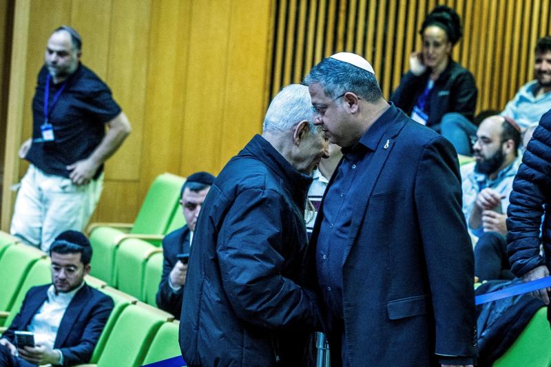 İsrail Başbakanı Binyamin Netanyahu ve aşırı sağcı Ulusal Güvenlik Bakanı İtamar Ben-Gvir, Kudüs'teki İsrail parlamentosu Kneset'te bir oturuma katıldıkları sırada tokalaşırken, 29 Mart 2026 / Fotoğraf: Reuters
