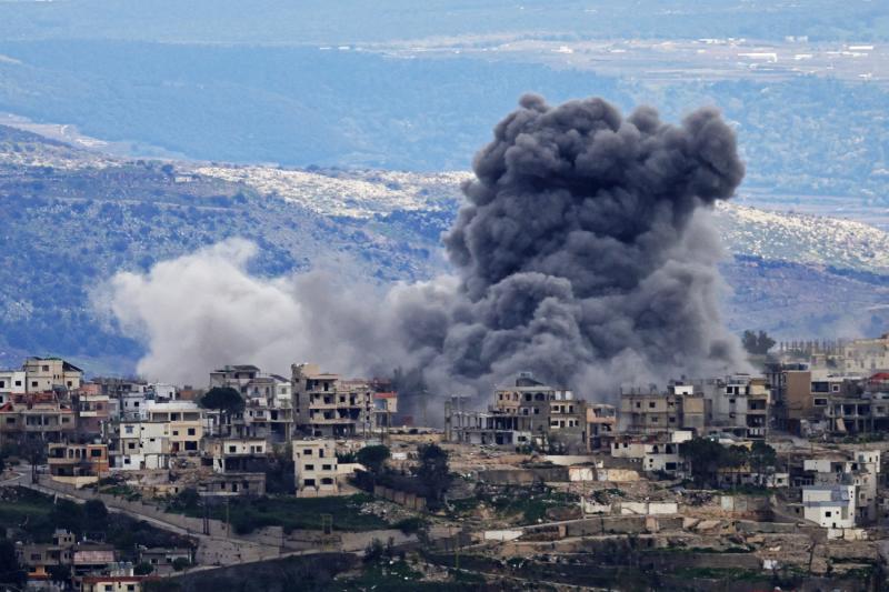 İsrail’in Lübnan’ın güneyindeki Hiyam beldesine düzenlediği bombardımanının ardından yükselen dumanlar, 4 Mart 2026 / Fotoğraf: AFP