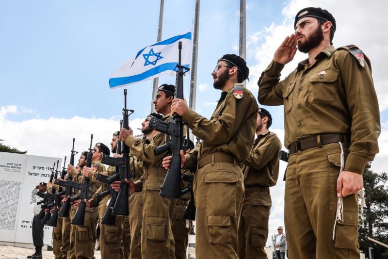 Kudüs'te "Anma Günü" çerçevesinde Herzl Dağı'ndaki askeri mezarlıkta düzenlenen törende bir dakikalık saygı duruşu, 21 Nisan 2026 / Fotoğraf: AFP