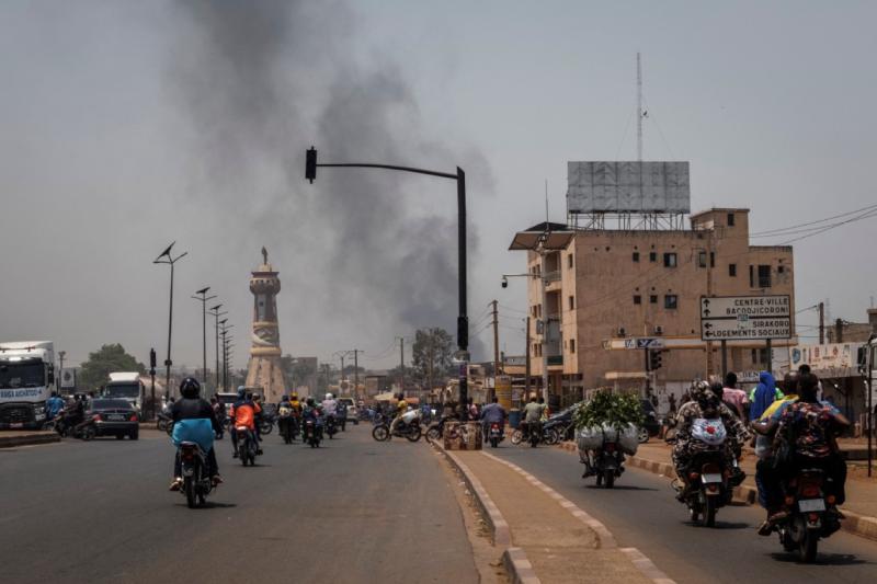 Bamako'da bir simge olan Afrika Kulesi yakınındaki binaların üzerinde yükselen siyah duman, 26 Nisan 2026 (AFP