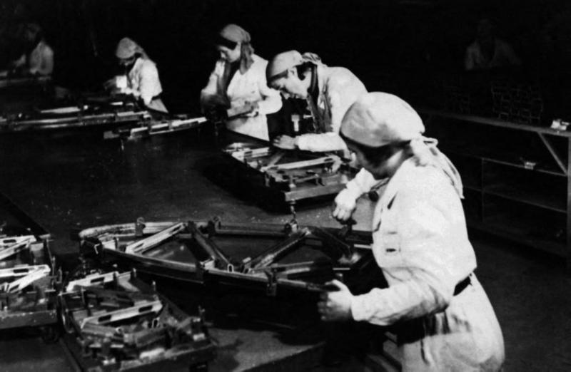 II. Dünya Savaşı sırasında, Fransa'da bilinmeyen bir yerde askeri teçhizat üretim fabrikasında çalışan kadınlar, Aralık 1939 / Fotoğraf: AFP