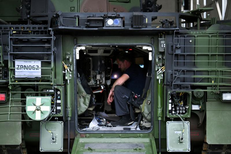 Almanya'nın Unterlüß semtindeki bir mühimmat üretim fabrikasında askeri bir araç içinde çalışan bir işçi, 24 Temmuz 2025 / Fotoğraf: Reuters