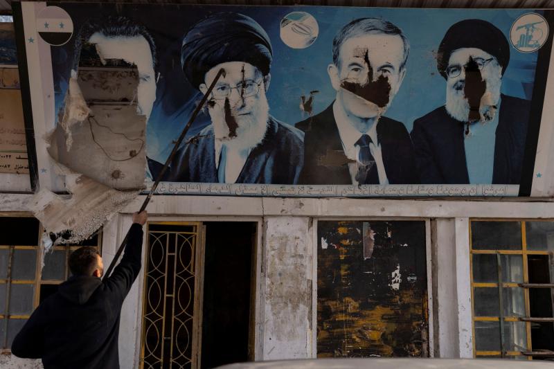 Suriye'nin Halep kırsalındaki Şii köyü Nubl'da bir benzin istasyonunda çekilen fotoğrafta, eski Cumhurbaşkanları Hafız ve Beşşar Esed ile eski Hizbullah Genel Sekreteri Hasan Nasrallah ve İran'ın eski Dini Lideri Ali Hamaney’i bir arada gösteren yırtılmış